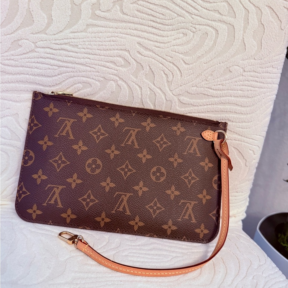 Authentic Louis Vuitton Monogram Neverfull Clutch/Wristlet
